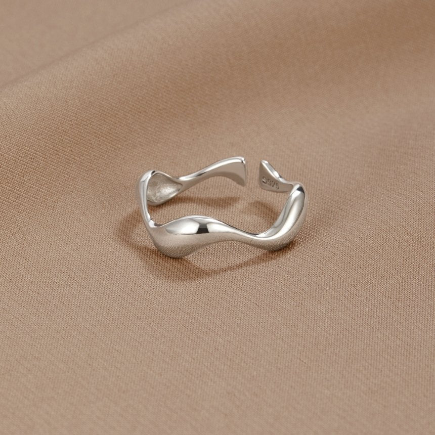 Waves – Minimalist Ring