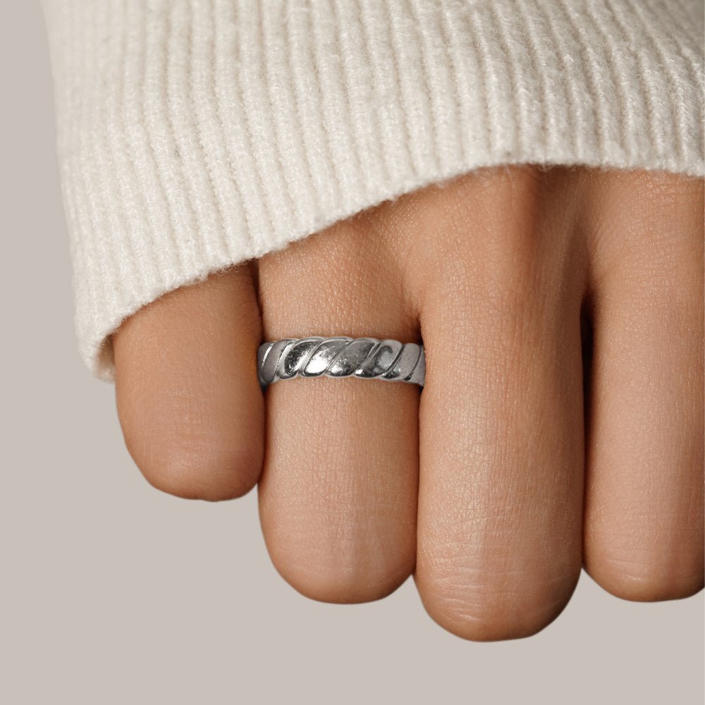 Calira – Twisted Infinity Silver Ring