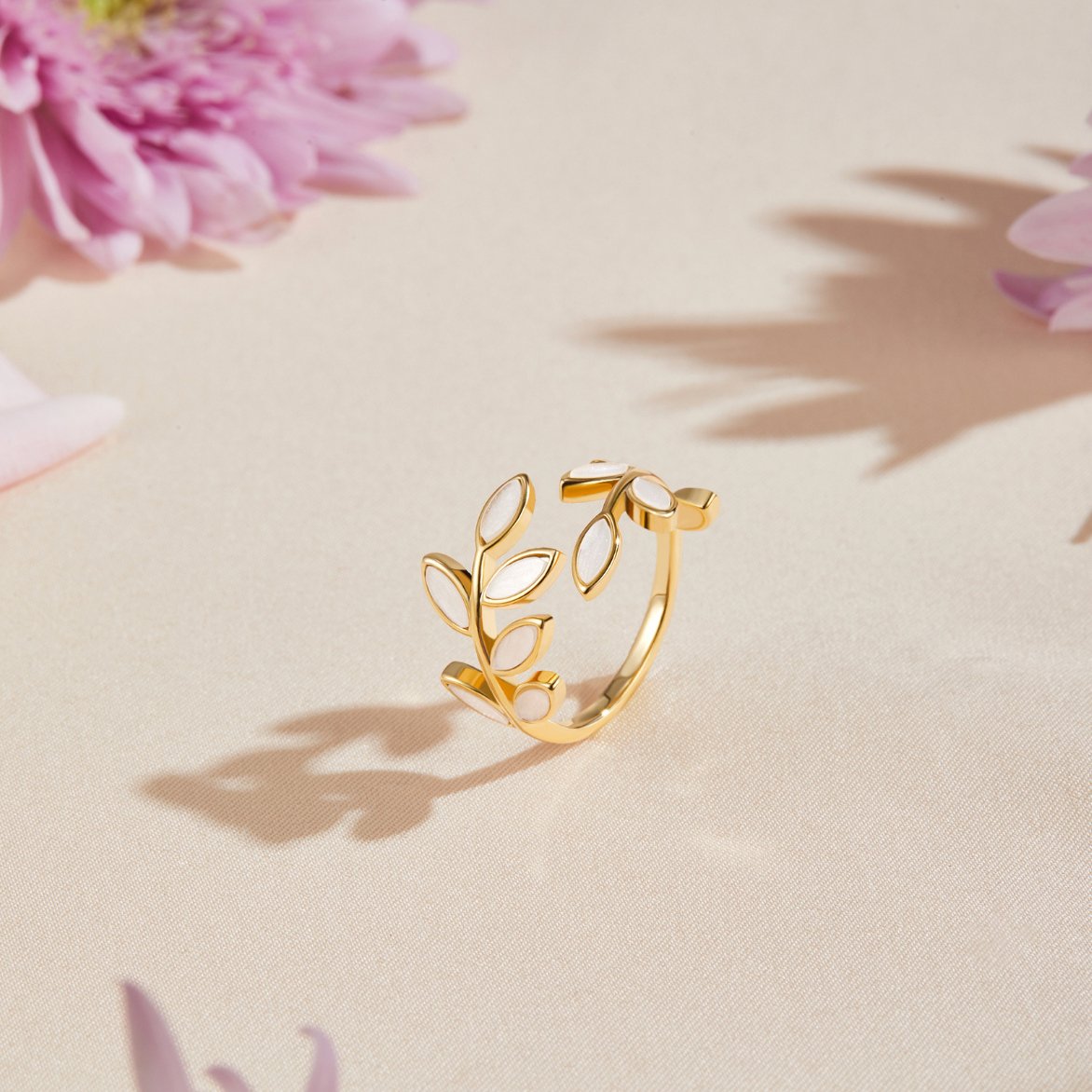 Serene – Gold Leaf Ring