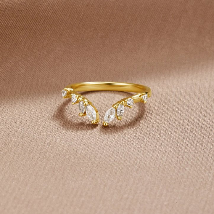 Peace – Crystal Gold Vine Ring